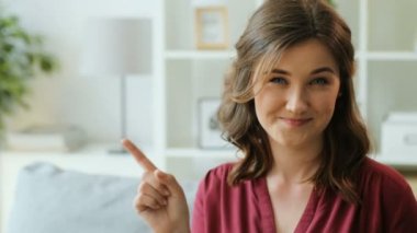 Hayır sallayarak muhteşem bir kadın 