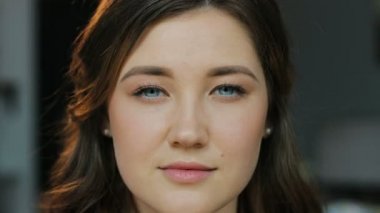 mavi gözlü mutlu kadın