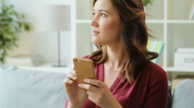 telefon kullanarak muhteşem bir kadın