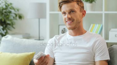 TV uzaktan kumanda ile adam