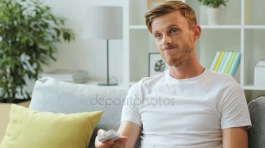 TV uzaktan kumanda ile adam