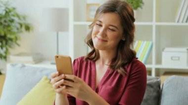 telefon kullanarak muhteşem bir kadın