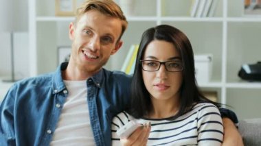 tv uzaktan kumanda ile kadın adamla