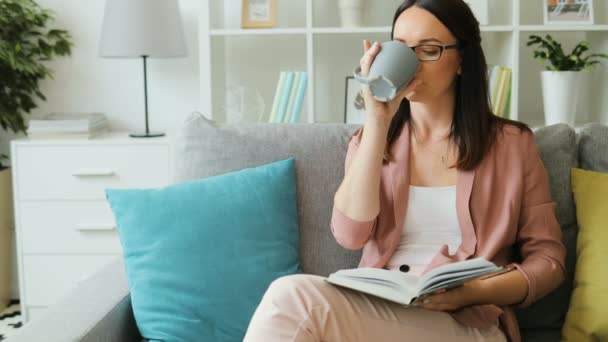 Brunette woman drink coffee — Stock Video