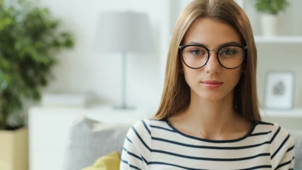 Mujer en gafas con estilo — Vídeos de Stock