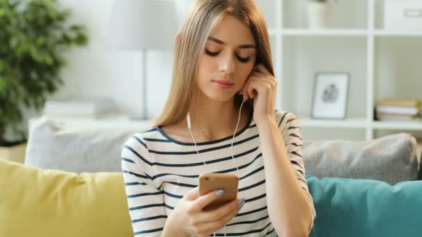 Mujer escuchando música — Vídeos de Stock