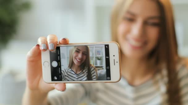 Mulher usando celular — Vídeo de Stock