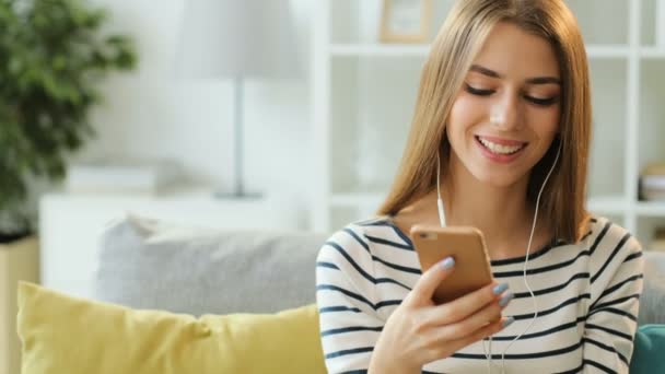 Mulher usando celular — Vídeo de Stock