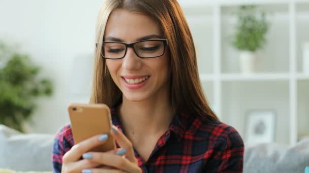 Mulher encantadora usando celular — Vídeo de Stock