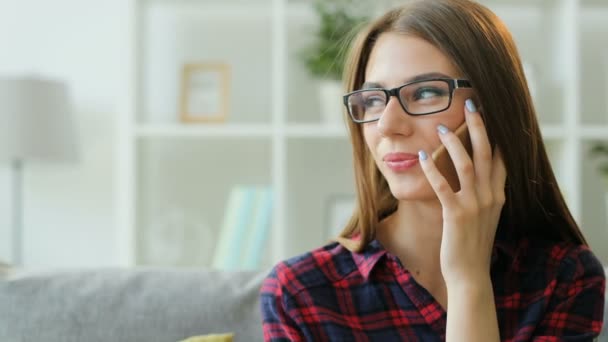 Charmante vrouw met behulp van mobiele — Stockvideo