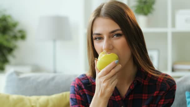 Charming woman eat apple — Stock Video