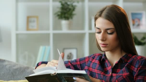 Encantadora mulher ler livro — Vídeo de Stock