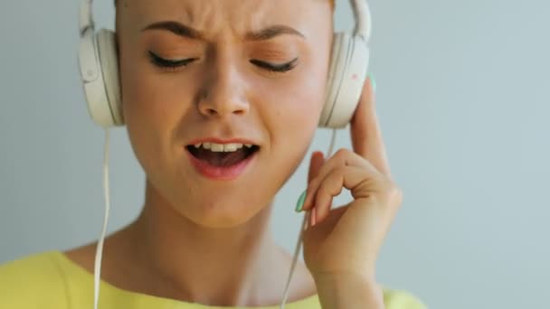 Žena poslouchající hudbu se sluchátky — Stock video