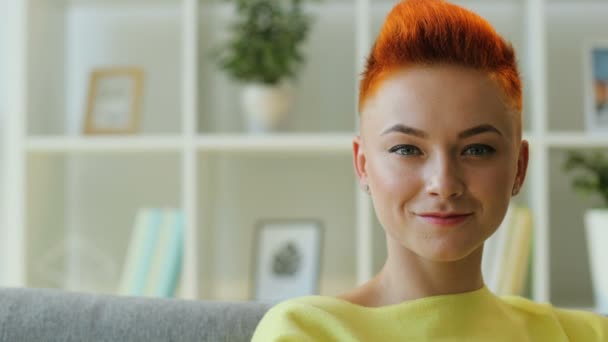 Mulher da moda com penteado vermelho — Vídeo de Stock