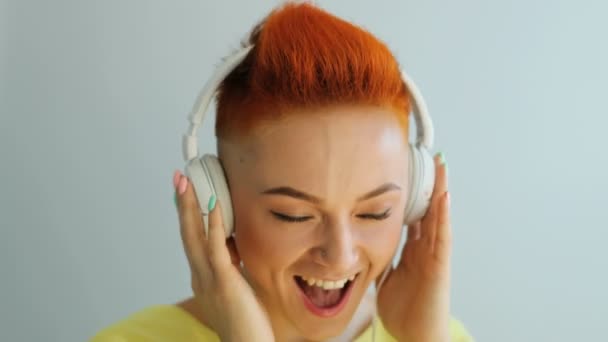 ヘッドフォンで音楽を聴く女性 — ストック動画