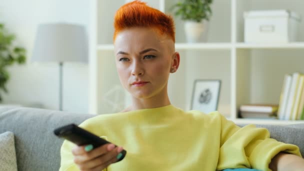 Moda mulher usando tv controle remoto — Vídeo de Stock