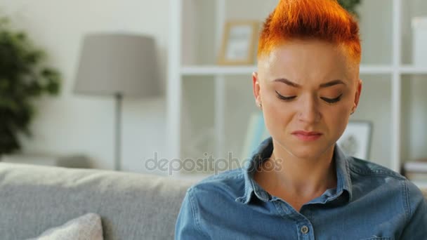 Redhead woman weeping — Stock Video