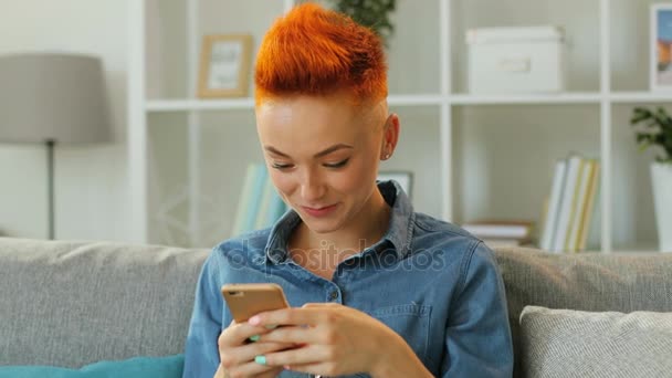 赤毛の女性が携帯電話を使用して — ストック動画