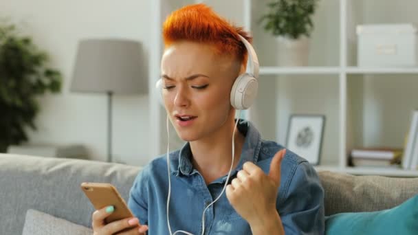 Ruiva mulher usando telefone celular — Vídeo de Stock