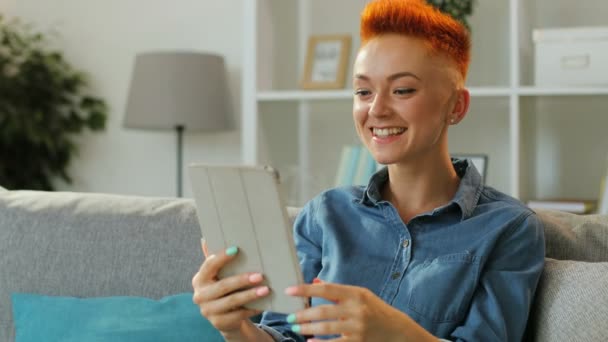 Mulher ruiva usando tablet digital — Vídeo de Stock