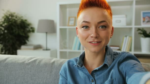Kızıl saçlı kadın mavi gömlekli — Stok video