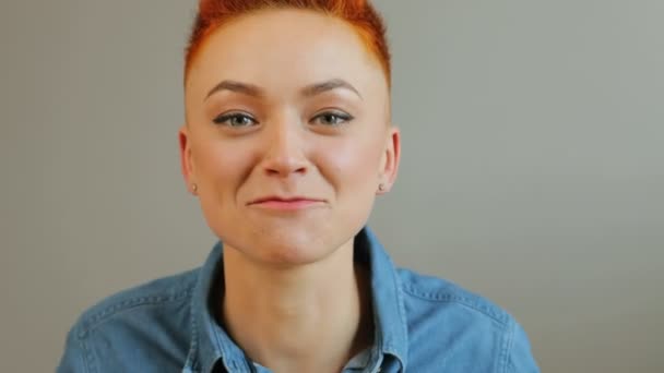 年轻快乐红头发女人 — 图库视频影像