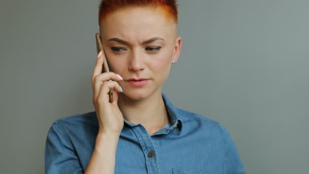 Angry redhead woman talking on phone — Stock Video