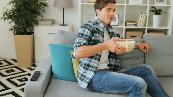 Hombre con pop corn en bowl — Vídeos de Stock
