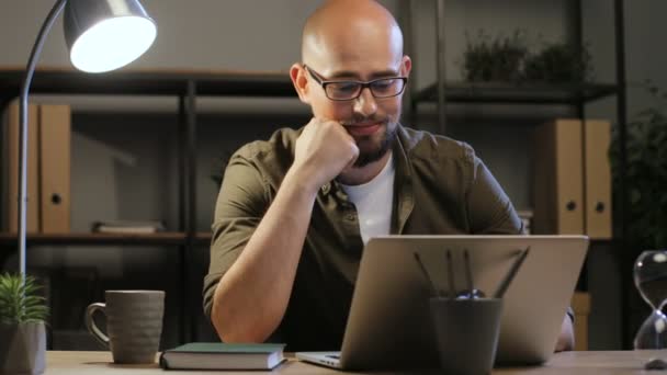 Careca homem de óculos — Vídeo de Stock