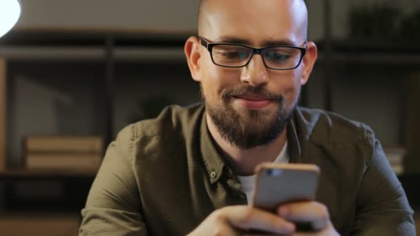 Hombre en gafas usando móvil — Vídeo de stock