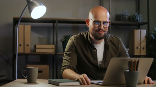 Bald-headed man work with laptop — Stock Video