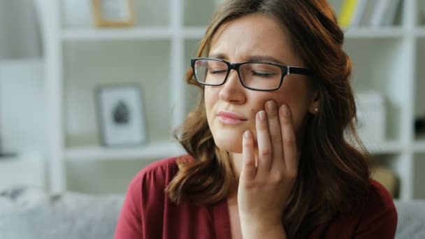 Nő már fogak fájdalom — Stock videók