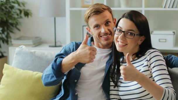 Homme avec femme montrant pouces vers le haut — Video