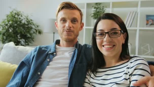 Homem com mulher acenando Olá — Vídeo de Stock