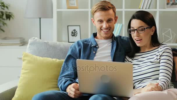 Man with woman using laptop — Stock Video