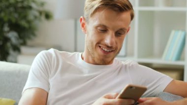 genç adam holding telefon