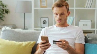 telefon ve kredi kartı tutan adam