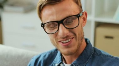 iyi görünümlü adam gözlük 