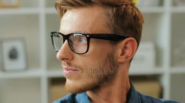 iyi görünümlü adam gözlük 