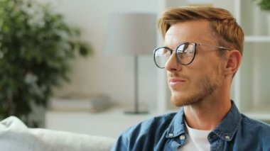 iyi görünümlü adam gözlük 