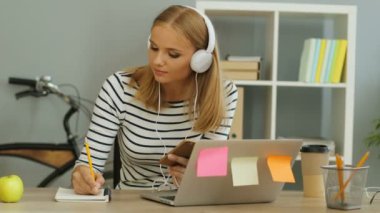 Bilgisayarlı iş kadını