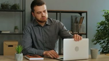 Genç adam dizüstü bilgisayar kullanıyor
