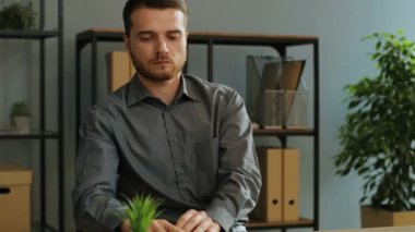 gri tişörtlü iyi görünümlü adam