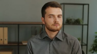gri tişörtlü iyi görünümlü adam