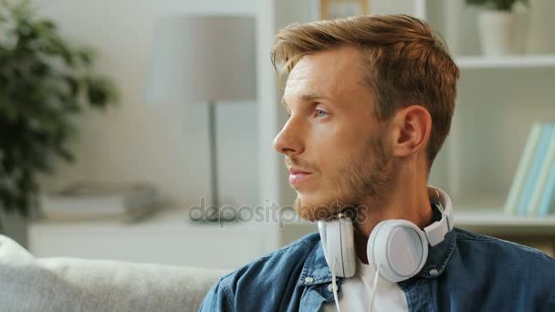Mladý muž s bílými sluchátky — Stock video