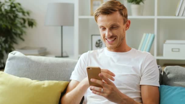 Joven hombre sosteniendo el teléfono — Vídeos de Stock