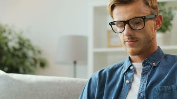 Hombre guapo en gafas — Vídeo de stock