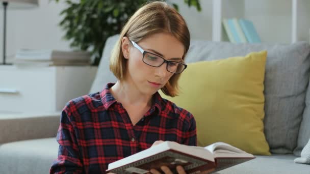 Mujer hermosa estudio con libro — Vídeos de Stock