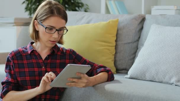 Hermosa mujer usando tableta digital — Vídeo de stock