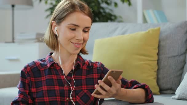 Mujer con auriculares escuchando música — Vídeos de Stock